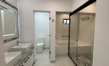 COSTA DE ORO, Casa en VENTA con recamara en PB, alberca, 4 recamaras, estancia de TV