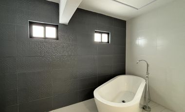 COSTA DE ORO, Casa en VENTA con recamara en PB, alberca, 4 recamaras, estancia de TV