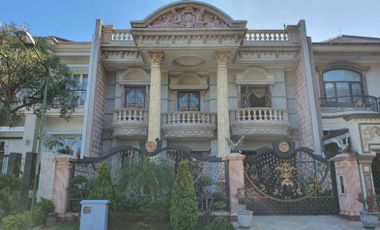 Rumah Villa Royal Pakuwon City SIAP HUNI, Garasi 3, carport 2, FURNISH