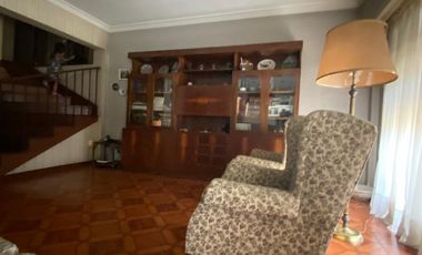 Casa de 7 o más ambientes ubicada a 100 metros de la Avenida Tomás Espora y a 350 metros de la estación de trenes.