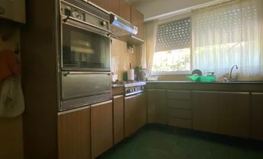 Casa de 7 o más ambientes ubicada a 100 metros de la Avenida Tomás Espora y a 350 metros de la estación de trenes.