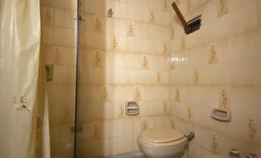 Casa de 7 o más ambientes ubicada a 100 metros de la Avenida Tomás Espora y a 350 metros de la estación de trenes.