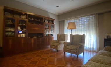 Casa de 7 o más ambientes ubicada a 100 metros de la Avenida Tomás Espora y a 350 metros de la estación de trenes.