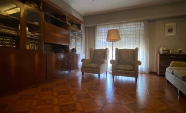 Casa de 7 o más ambientes ubicada a 100 metros de la Avenida Tomás Espora y a 350 metros de la estación de trenes.