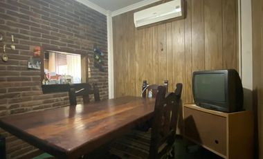Casa de 7 o más ambientes ubicada a 100 metros de la Avenida Tomás Espora y a 350 metros de la estación de trenes.