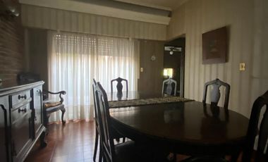 Casa de 7 o más ambientes ubicada a 100 metros de la Avenida Tomás Espora y a 350 metros de la estación de trenes.