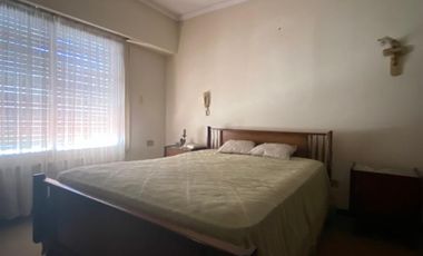 Casa de 7 o más ambientes ubicada a 100 metros de la Avenida Tomás Espora y a 350 metros de la estación de trenes.