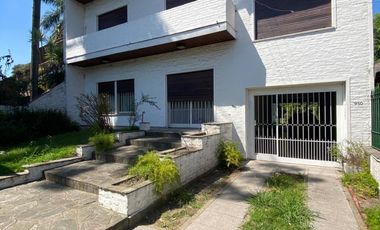 Casa de 7 o más ambientes ubicada a 100 metros de la Avenida Tomás Espora y a 350 metros de la estación de trenes.