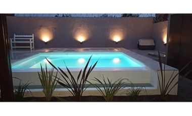 LOS PINARES - Moderna casa 3 ambientes con pileta de natación
