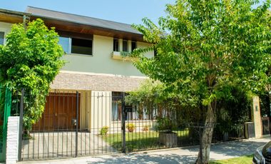 Casa en venta 5 ambientes con cochera y dependencia en venta en  Martinez
