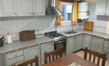 CASA + DÚPLEX EN PLENO CENTRO – IDEAL INVERSIÓN / USO MULTIFAMILIAR