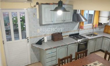 CASA + DÚPLEX EN PLENO CENTRO – IDEAL INVERSIÓN / USO MULTIFAMILIAR