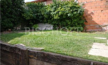 CASA + DÚPLEX EN PLENO CENTRO – IDEAL INVERSIÓN / USO MULTIFAMILIAR
