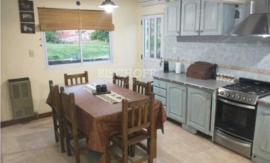 CASA + DÚPLEX EN PLENO CENTRO – IDEAL INVERSIÓN / USO MULTIFAMILIAR