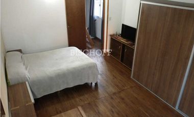 CASA + DÚPLEX EN PLENO CENTRO – IDEAL INVERSIÓN / USO MULTIFAMILIAR