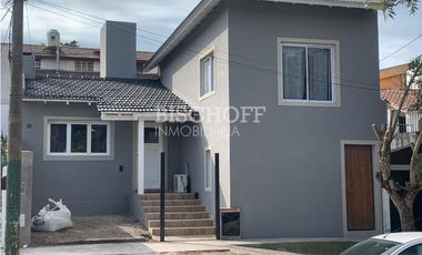 CASA + DÚPLEX EN PLENO CENTRO – IDEAL INVERSIÓN / USO MULTIFAMILIAR