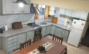 CASA + DÚPLEX EN PLENO CENTRO – IDEAL INVERSIÓN / USO MULTIFAMILIAR