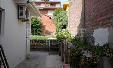 CASA + DÚPLEX EN PLENO CENTRO – IDEAL INVERSIÓN / USO MULTIFAMILIAR