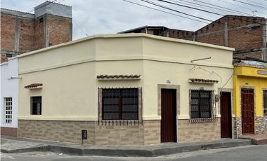 Casa esquinera, con local en Barrio Nuevo, Palmira