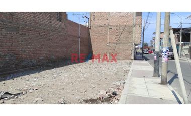 SE VENDE TERRENO URBANO CON UNA EXCELENTE  UBICACION, PUES SE ENCUENTRA  EN UNA ESQUINA DE LA URB. LA RIVERA DE 153.34m2, IDEAL PARA REALIZAR SU PROYE