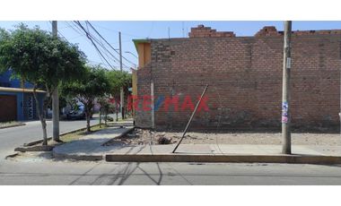 SE VENDE TERRENO URBANO CON UNA EXCELENTE  UBICACION, PUES SE ENCUENTRA  EN UNA ESQUINA DE LA URB. LA RIVERA DE 153.34m2, IDEAL PARA REALIZAR SU PROYE
