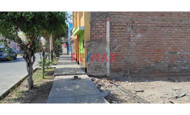 SE VENDE TERRENO URBANO CON UNA EXCELENTE  UBICACION, PUES SE ENCUENTRA  EN UNA ESQUINA DE LA URB. LA RIVERA DE 153.34m2, IDEAL PARA REALIZAR SU PROYE