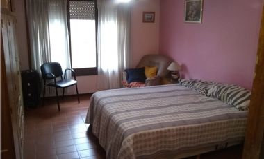 Venta chalet con local y departamento 2 amb.