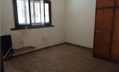 Venta chalet con local y departamento 2 amb.