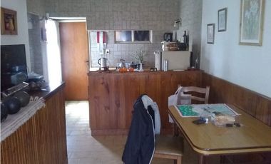 Venta chalet con local y departamento 2 amb.