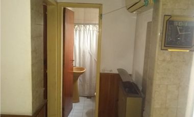 Venta chalet con local y departamento 2 amb.