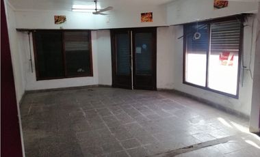 Venta chalet con local y departamento 2 amb.