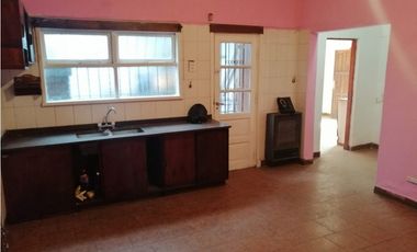 Venta chalet con local y departamento 2 amb.