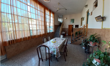 CASA CON DEPTO Y LOCAL ...CALLE LASCANO