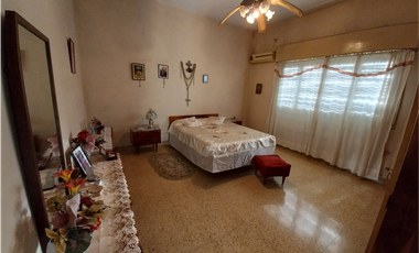 CASA CON DEPTO Y LOCAL ...CALLE LASCANO