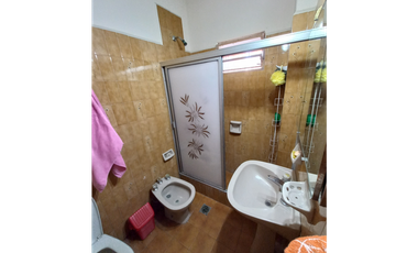 CASA CON DEPTO Y LOCAL ...CALLE LASCANO