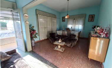 CASA CON DEPTO Y LOCAL ...CALLE LASCANO