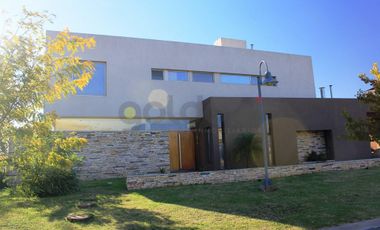 Moderna propiedad en Venta en  Fincas de Iraola II