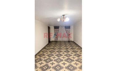 Casa Multifamiliar Con 3 Departamentos Independientes A La Espalda Del Boulevard De Ventanilla