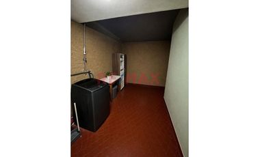 Casa Multifamiliar Con 3 Departamentos Independientes A La Espalda Del Boulevard De Ventanilla
