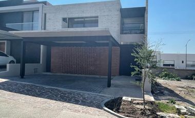 Hermosa Casa en Altozano,  Estudio o 4ta Recamara en PB, Doble Altura, Jardín.