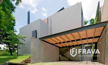 VENTA DE CASA EN FRACCIONAMIENTO JACARANDAS