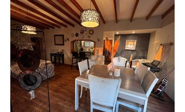 Parcela con hermosa casa principal y cabaña.