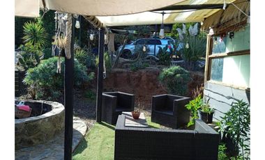 Parcela con hermosa casa principal y cabaña.