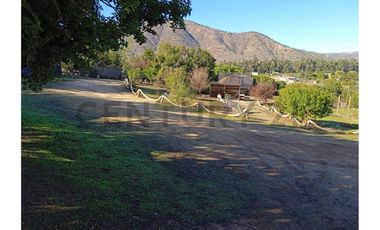 Parcela con hermosa casa principal y cabaña.