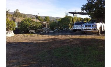 Parcela con hermosa casa principal y cabaña.