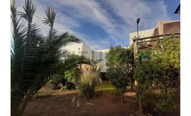 Parcela con hermosa casa principal y cabaña.