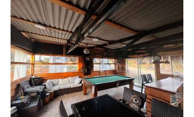 Parcela con hermosa casa principal y cabaña.