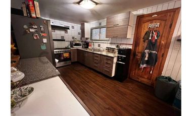 Parcela con hermosa casa principal y cabaña.