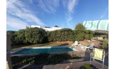 Parcela con hermosa casa principal y cabaña.