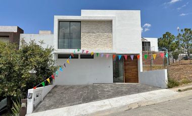 CASA EN VENTA ALTOZANO,  ESTRENA CON DISEÑO MODERNO DE CONCEPTO ABIERTO